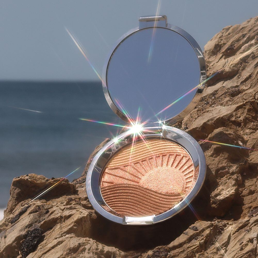 Becca x Chrissy Teigen Endless Bronze and Glow Powder (2)