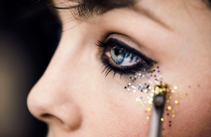 Burberry Shimmer Dust application