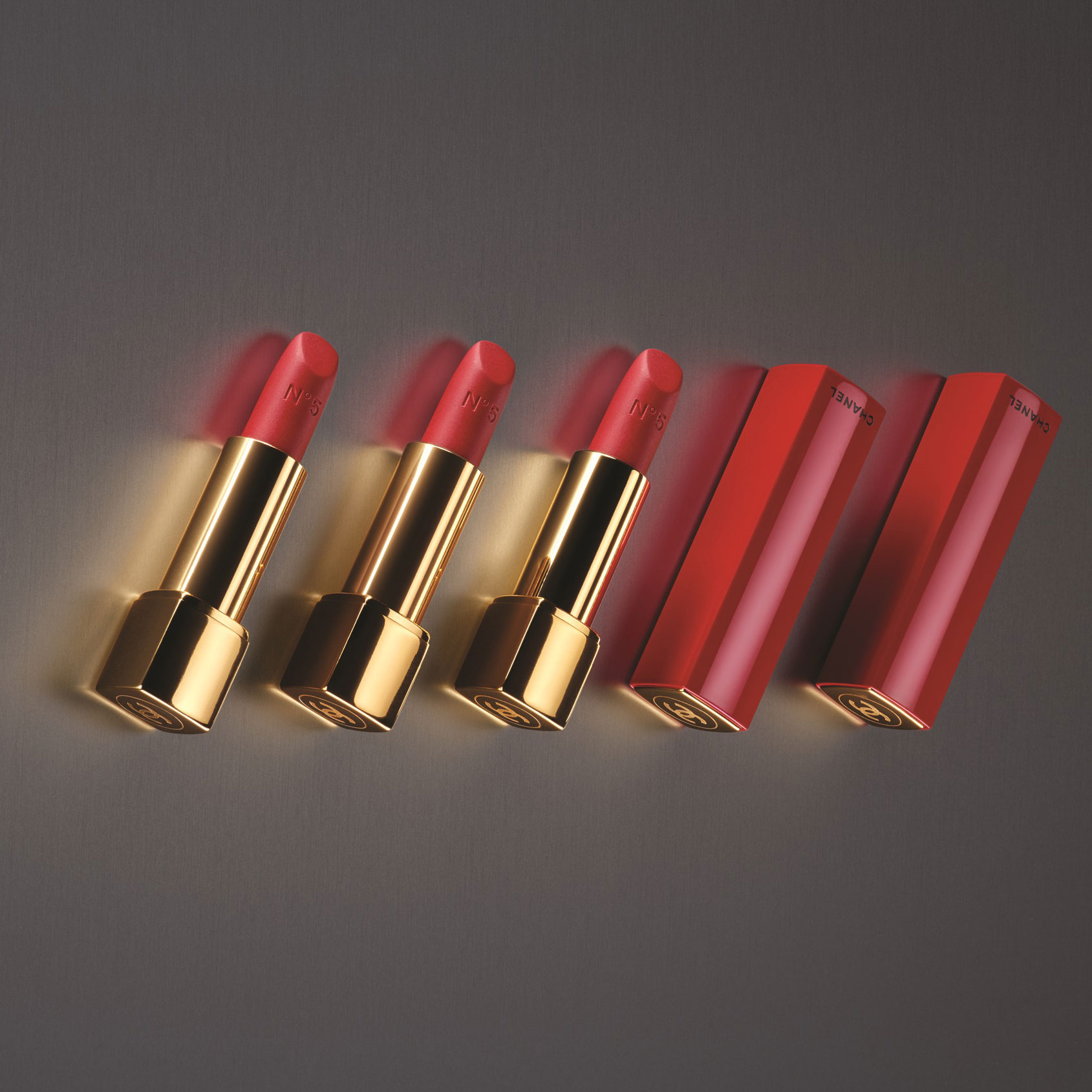Chanel-Le-Libre-Maximalisme-de-Chanel-,-Rouge-Allure-Velvet-No-5