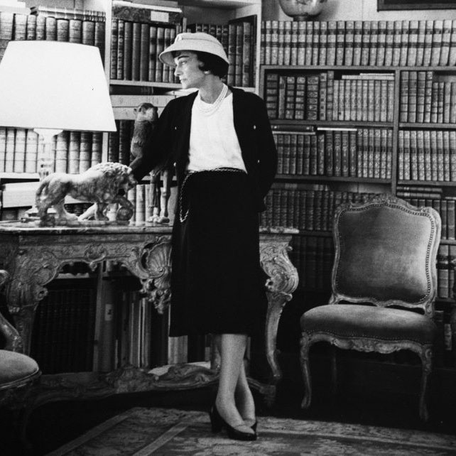 coco-chanel-and-her-lion-statue